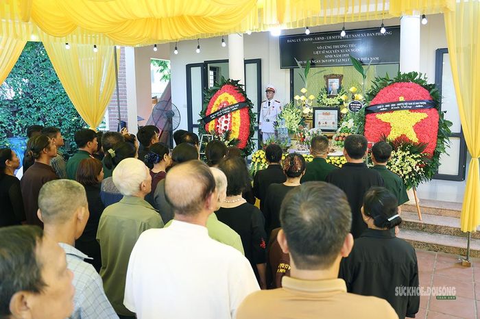 Đông đảo người thân, bà con và chính quyền địa phương có mặt trong lễ viếng liệt sĩ Nguyễn Xuân Ngọc. Ảnh: Tuấn Anh