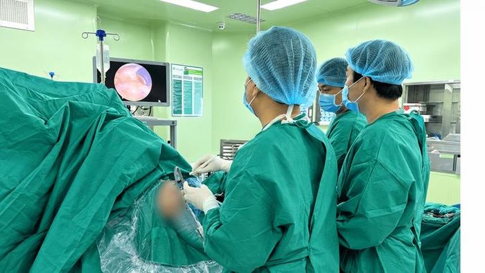 Các bác sĩ phẫu thuật cho bệnh nhân. Ảnh: Nhật Thắng.