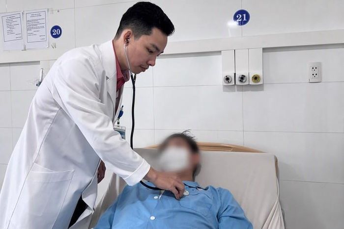 Bác sĩ khoa Ngoại tim mạch thăm khám cho bệnh nhân. Ảnh: Quốc Phương
