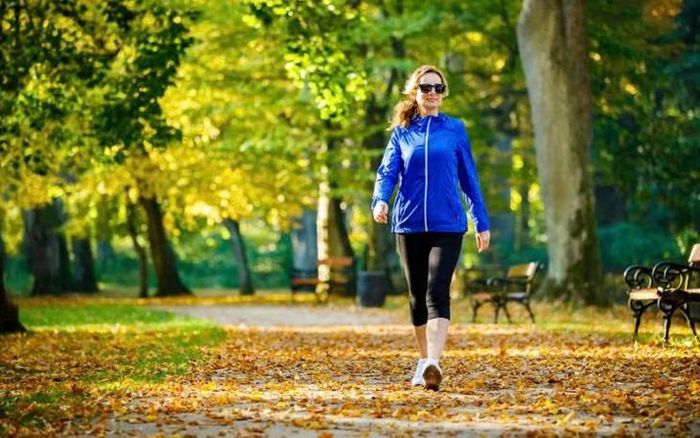 Đi bộ nhanh giúp phổi hoạt động mạnh hơn. (Ảnh: iStock)