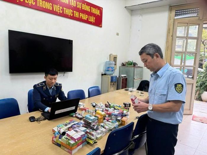 Theo ông Dương Mạnh Hùng, qua quá trình nắm bắt địa bàn và xử lý thực tế tại các khu vực trung tâm, lực lượng Quản lý thị trường nhận diện được các thủ đoạn ngụy trang mới rất tinh vi nhằm lẩn trốn, né tránh lực lượng chức năng. Ảnh: Chi Cục QLTT Hà Nội cung cấp.
