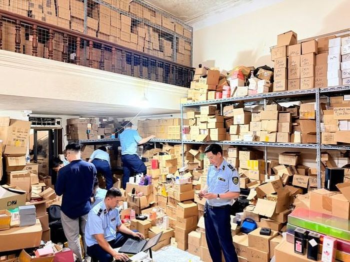 Chi cục QLTT TP Hà Nội xác định công tác "chặn đứng từ gốc, ngăn chặn từ cửa ngõ" là giải pháp then chốt. Ảnh: Chi Cục QLTT Hà Nội cung cấp.