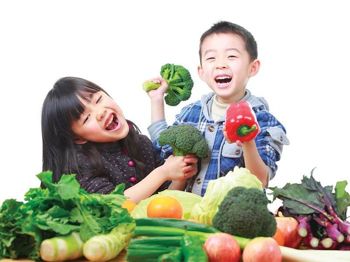 Trẻ cần ăn trung bình 2 đơn vị ăn rau, củ và 2 đơn vị ăn trái cây/quả chín trong một ngày. Ảnh minh họa