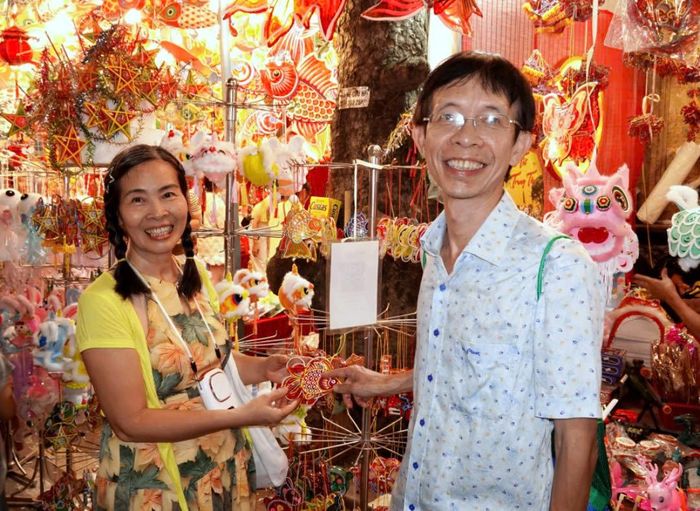 Bà Thuỷ cùng chồng thường dạo phố mỗi dịp Trung thu. Ảnh: Hà Thương