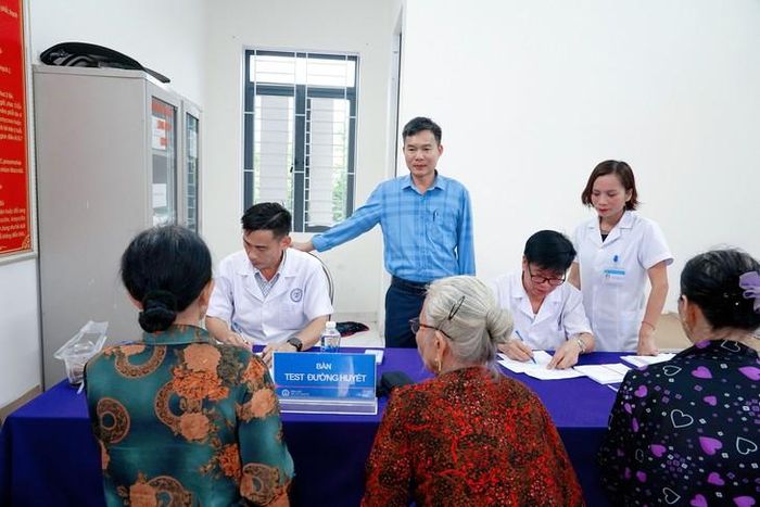 Các y, bác sĩ thực hiện xét nghiệm đường huyết, tư vấn và sàng lọc đái tháo đường cho người dân. Ảnh: B.V.
