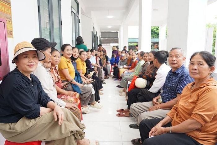 Người dân đến đăng ký, chờ khám và sàng lọc bệnh không lây nhiễm trong chương trình khám sức khỏe tại cộng đồng. Ảnh: B.V.