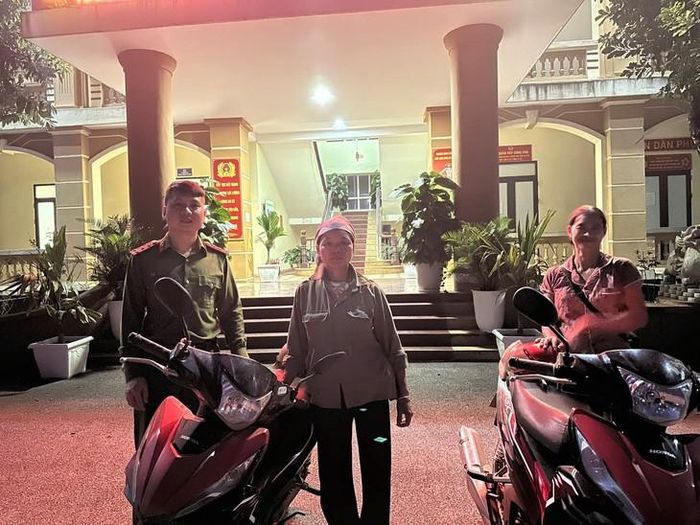 Công an trao trả xe cho 2 người điều khiển phương tiện tại trụ sở Công an xã Văn Bàn, tỉnh Lào Cai. Ảnh: Công an tỉnh Lào Cai