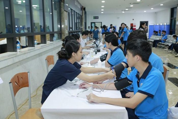Khám sức khoẻ định kỳ cho học sinh trường THCS Hoàng Liệt, Hà Nội đầu năm học 2026-2027. Ảnh: TB