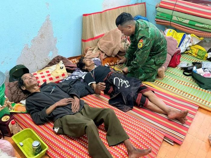 Tổ quân y thăm khám cho người cao tuổi. Ảnh: Trường Anh