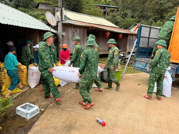 Các nhà dân nằm ngay dưới chân núi, khu vực nguy cơ sạt lở cao đã được di dời đến nơi an toàn. Ảnh: Trường Anh