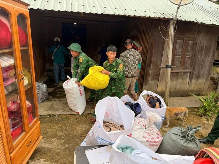 Chiến sĩ đồn biên phòng hỗ trợ người dân di dời tài sản. Ảnh: Trường Anh