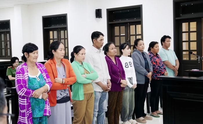  Danh Thị Mau (thứ 5, từ phải qua) cùng các đồng phạm tại phiên xét xử 