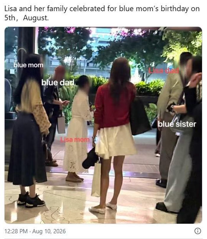 Đầu tháng 8, dân mạng lan truyền bức ảnh được cho là gia đình Lisa và gia đình Blue đi ăn cùng nhau nhân dịp sinh nhật mẹ của nam diễn viên.