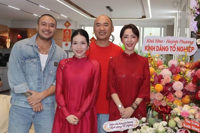 Không gian giỗ Tổ tại nhà của diễn viên Thu Trang, có Khả Như, Khuyến Dương đến dự.