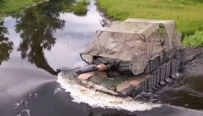 Sau khi tiếp nhận xe tăng M1A1 Abrams từ Australia, Trung đoàn Xung kích Độc lập số 425 Skala của Ukraine đã sử dụng loại xe này trong 2 chiến dịch tại Pokrovsk, trung tâm hậu cần quan trọng mà Ukraine để mất vào tay Nga hồi đầu tháng 12/2025.