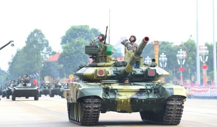 Việc đưa T-90S/SK ra giới thiệu công khai cũng có ý nghĩa về mặt hình ảnh. Trong một triển lãm quốc phòng có sự tham gia của đông đảo đoàn đại biểu và doanh nghiệp quốc phòng quốc tế, những phương tiện đang có trong biên chế được trưng bày bên cạnh các sản phẩm công nghiệp quốc phòng trong nước và quốc tế.