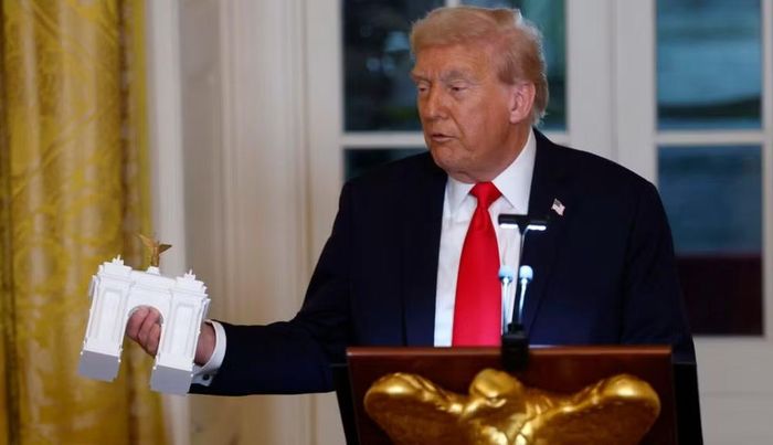 Trong bài đăng trên mạng xã hội Truth Social, ông Trump cho biết công trình sẽ có khả năng lưu trữ và nhanh chóng triển khai số lượng lớn máy bay không người lái (UAV), đồng thời bố trí xạ thủ trên mái và khu vực quảng trường.