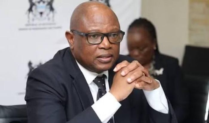 Bộ trưởng Môi trường và Du lịch Botswana Wynter Mmolotsi đã cấp giấy phép săn động vật hoang dã tại 20 khu vực hành chính trên cả nước trước dịp kỷ niệm 60 năm ngày độc lập, trong đó có 23 con voi cùng nhiều loài thú ăn cỏ khác. Botswana sẽ tổ chức Quốc khánh vào ngày 30/9.