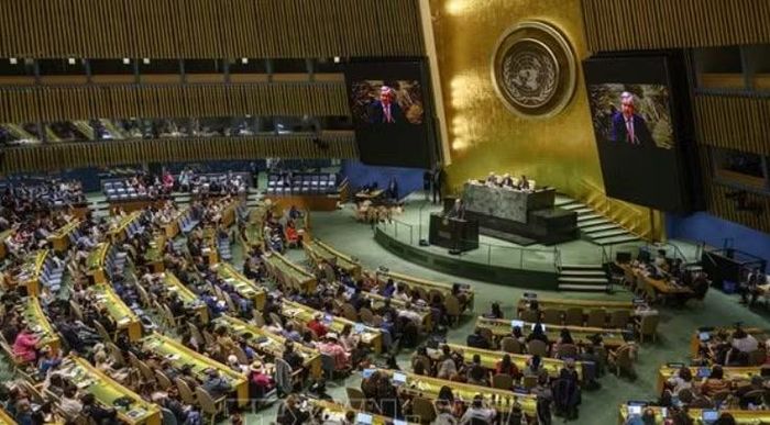 Việc Washington cấp thị thực cho lãnh đạo Iran diễn ra trong lúc hai nước vẫn đối đầu về nhiều vấn đề, từ chương trình hạt nhân đến hoạt động quân sự và tuyến hàng hải qua eo biển Hormuz. Dù các cuộc đàm phán từng diễn ra, những bất đồng giữa Washington và Tehran vẫn chưa được giải quyết.