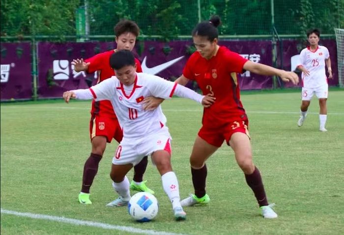 Việt Nam (áo trắng) trong trận giao hữu thua Trung Quốc 0-3 hôm 9-9