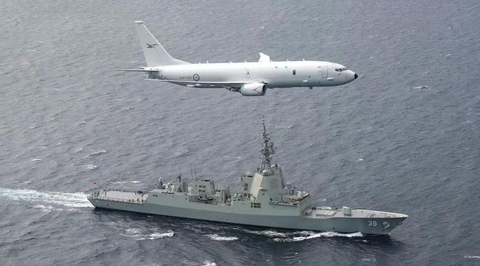 Nhờ hoạt động ở tầm xa, P-8A có thể quan sát một khu vực rộng hơn đáng kể so với khả năng cảm biến của từng tàu chiến riêng lẻ.