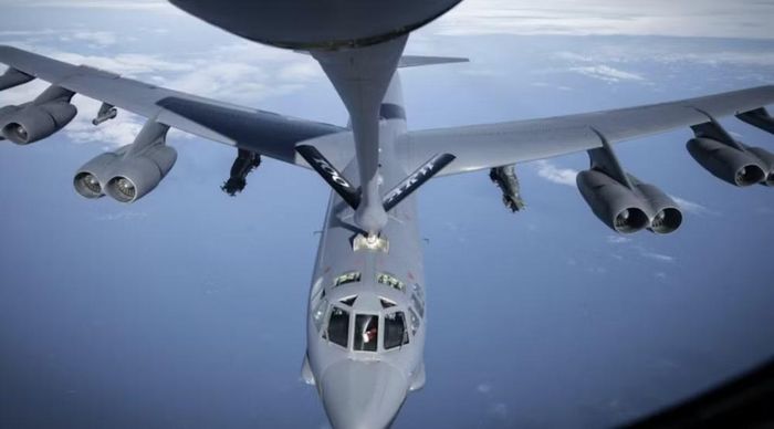 Những chương trình như CNCT, hay CONECT, từng được triển khai nhằm đưa B-52 từ kiến trúc điện tử tương tự sang môi trường kỹ thuật số và tăng khả năng trao đổi dữ liệu trong nhiệm vụ.