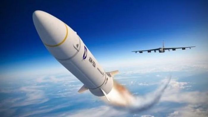 Oanh tạc cơ B-52 được thiết kế từ cuối thập niên 1940 với mục tiêu mang tải trọng lớn và bay đường dài. Đây là một nền tảng tương đối lớn, có không gian cho nhiên liệu, vũ khí và các thiết bị điện tử.