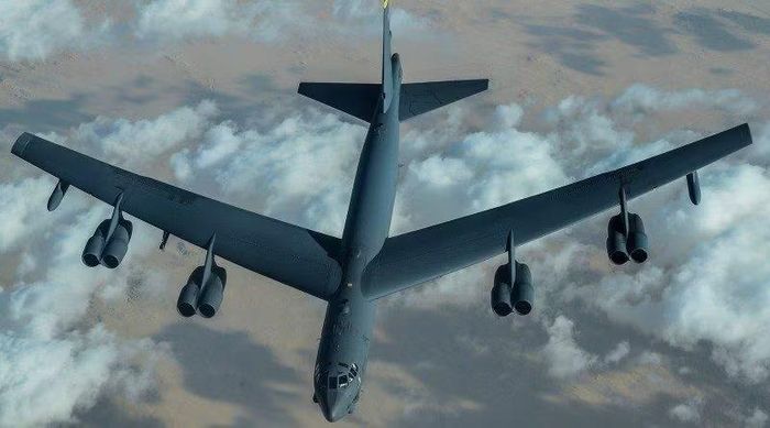 Nhưng bên trong, chiếc B-52 hiện đại đã khác rất xa thiết kế ban đầu. Chính khả năng thay thế và tích hợp các hệ thống mới là một trong những lý do quan trọng giúp loại máy bay này tồn tại qua nhiều thế hệ công nghệ.