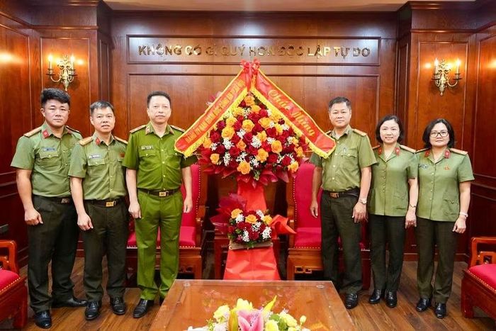 Thiếu tướng Nguyễn Hồng Ky, Phó Giám đốc CATP cùng chỉ huy Phòng Viễn thông tin học và cơ yếu tặng hoa chúc mừng Cục Công nghệ thông tin và Cơ yếu, nhân kỷ niệm 81 năm Ngày truyền thống lực lượng Cơ yếu Công an nhân dân
