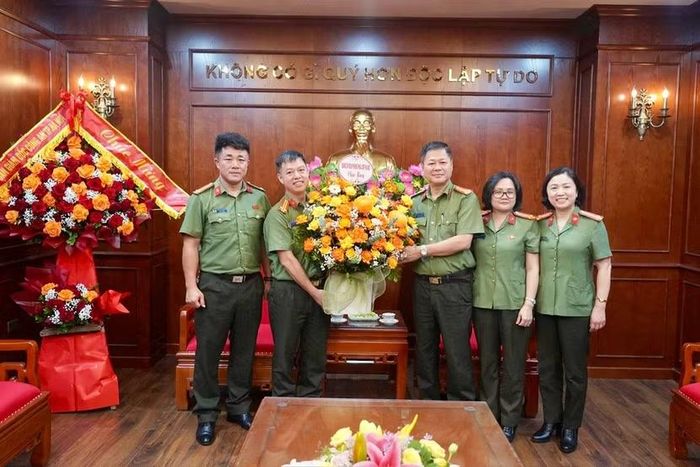 Phòng Viễn thông tin học và cơ yếu CATP tặng hoa chúc mừng Cục Công nghệ thông tin và Cơ yếu, nhân kỷ niệm 81 năm Ngày truyền thống lực lượng Cơ yếu Công an nhân dân