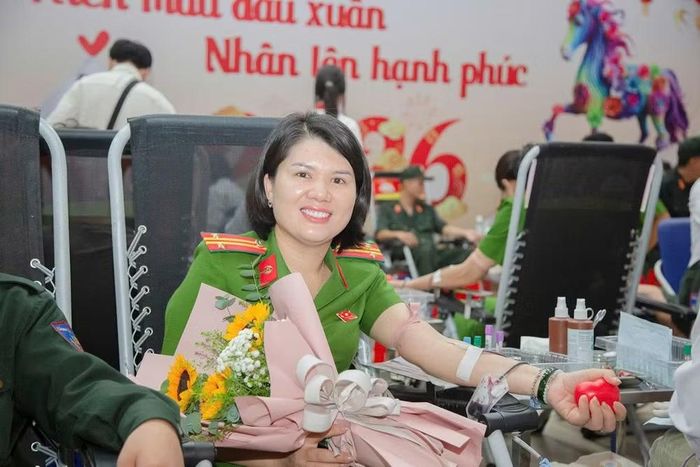 Tinh thần “Vì nhân dân phục vụ” được thể hiện qua những hành động thiết thực, mang đậm tính nhân văn