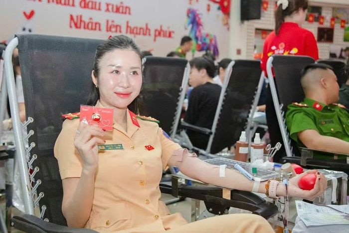 Cán bộ, chiến sỹ nữ Cảnh sát giao thông Cụm thi đua số 3 tích cực hưởng ứng chương trình hiến máu