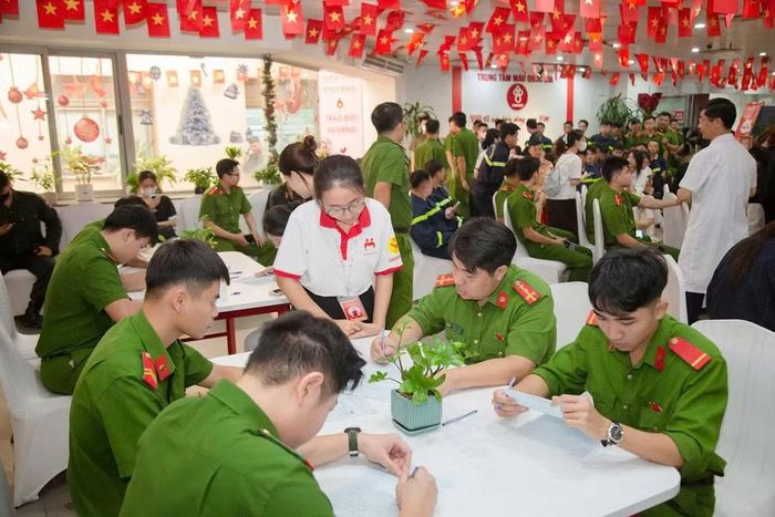 Cán bộ, chiến sỹ Cụm thi đua số 3 Công an TP Hà Nội nhiệt tình đăng ký tham gia chương trình hiến máu tình nguyện
