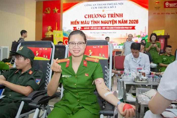 Việc hiến máu cứu người thể hiện lòng nhân ái và trách nhiệm cao cả của mỗi cán bộ, chiến sỹ