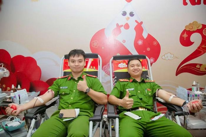 Nụ cười rạng rỡ của chiến sỹ Công an Thủ đô khi thực hiện nghĩa cử cao đẹp