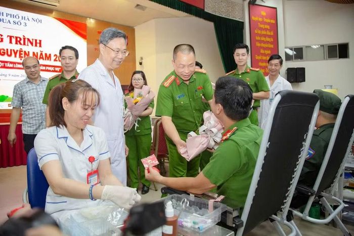 Bên cạnh nhiệm vụ bảo vệ an ninh trật tự, lực lượng Công an Thủ đô luôn tiên phong trong các hoạt động xã hội
