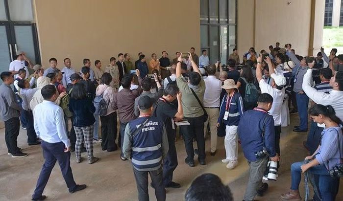 Các nhà báo trong và ngoài nước tại một khu phức hợp lừa đảo trực tuyến cũ ở Prey Veng