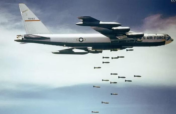 Khi đó, Convair B-36 Peacemaker, oanh tạc cơ chiến lược khổng lồ sử dụng động cơ piston, đang là lực lượng chủ lực của Không quân Mỹ. Tuy nhiên, tốc độ phát triển nhanh chóng của công nghệ động cơ phản lực khiến Washington cần một thiết kế mới.