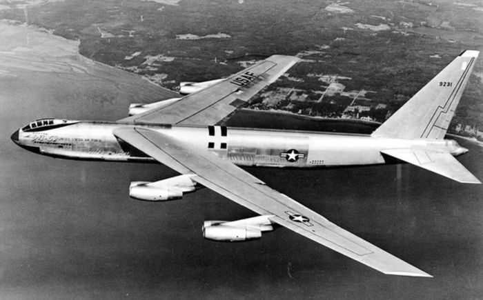 Trong quá trình phát triển, Boeing liên tục thay đổi cấu hình để đáp ứng yêu cầu ngày càng cao về tốc độ, tầm bay và khả năng mang vũ khí.