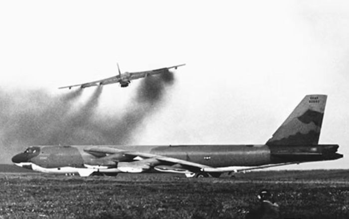 Ngày 15/4/1952, nguyên mẫu YB-52 thực hiện chuyến bay đầu tiên tại Seattle. Ba năm sau, B-52B bắt đầu được đưa vào sử dụng.