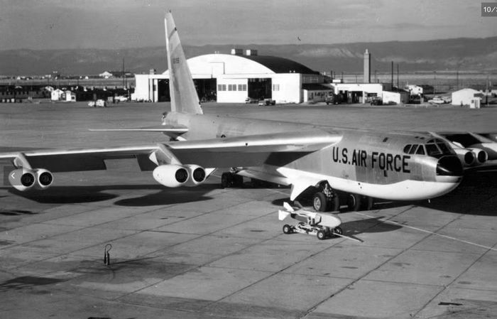 Năm 1946, Boeing bắt đầu nghiên cứu thiết kế oanh tạc cơ mới theo yêu cầu của Không quân Mỹ. Những ý tưởng ban đầu khác khá xa chiếc B-52 sau này, từ máy bay cánh thẳng sử dụng 6 động cơ tua-bin cánh quạt đến thiết kế phản lực hoàn toàn.
