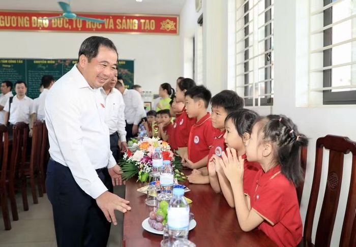 Bí thư Thành ủy Trần Đức Thắng trò chuyện thân mật với học sinh Tiểu học Thiên Đức