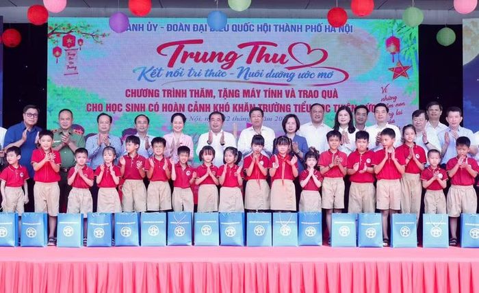 Bí thư Thành ủy Trần Đức Thắng và các đại biểu trao quà tặng học sinh Trường Tiểu học Thiên Đức