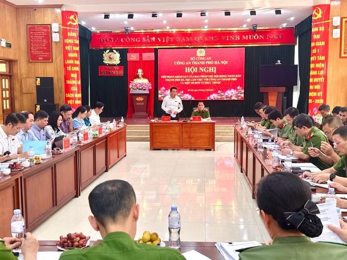 Đồng chí Duy Hoàng Dương, Trưởng Ban Pháp chế HDND Thành phố phát biểu tại hội nghị