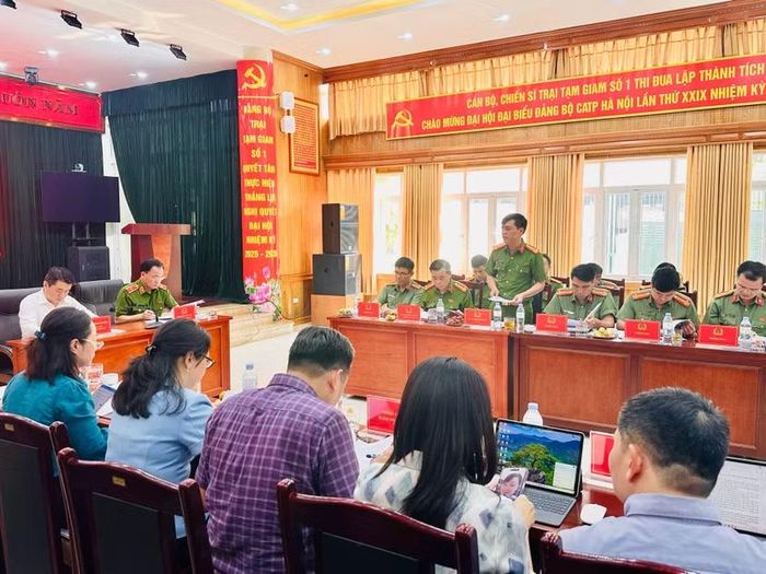 Đại tá Lê Mạnh Thanh Việt, Giám thị Trại tạm giam số 1, Công an Thành phố Hà Nội trình bày báo cáo tại hội nghị