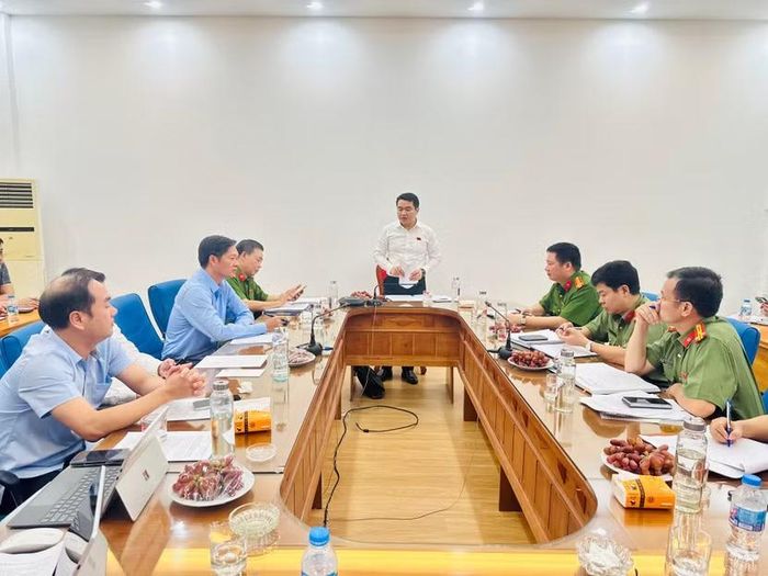 Đồng chí Trưởng đoàn khảo sát của HDND Thành phố phát biểu kết luận
