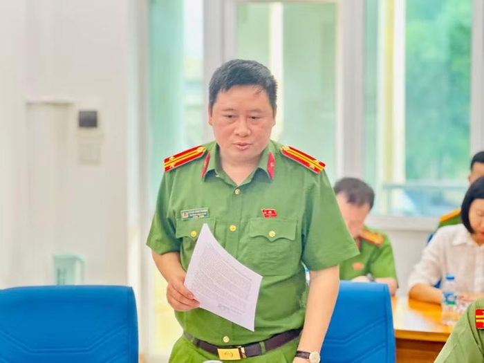 Trung tá Phùng Công Trường, Trưởng Công an xã An Khánh trình bày báo cáo tại buổi làm việc
