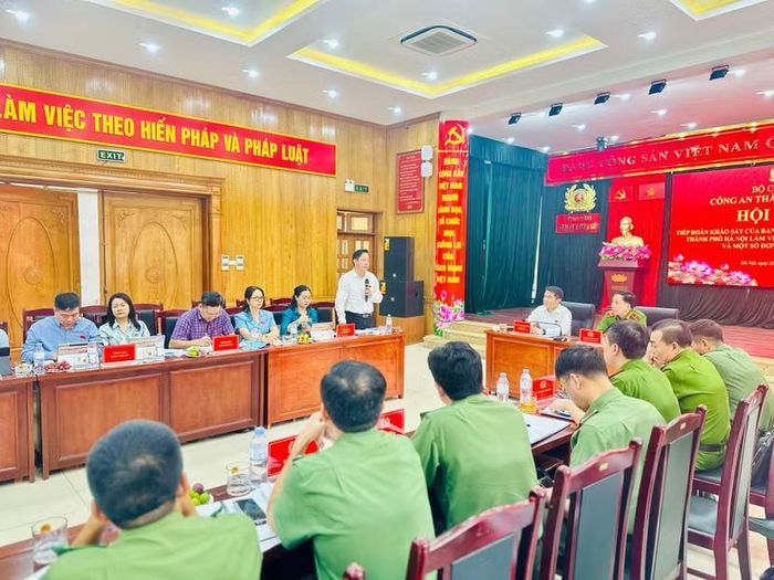 Đại diện các phòng nghiệp vụ Công an Thành phố Hà Nội và đoàn khảo sát phát biểu tại buổi làm việc