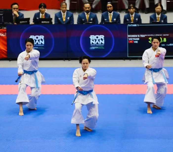 Ngọc Trâm (giữa) cùng đồng đội thể hiện xuất sắc bài thi chung kết