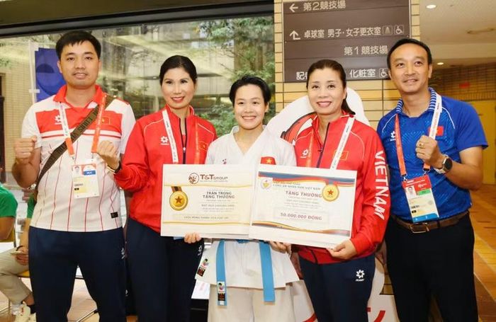 Đại tá Nguyễn Thị Thuý Thanh - Phó Cục trưởng Cục Công tác chính trị Bộ Công an, Phó Chủ tịch kiêm Tổng thư ký Hiệp hội Thể thao CAND, và Đại tá Phạm Hồng Thắm - Giám đốc Trung tâm Huấn luyện và Thi đấu Thể thao CAND trao thưởng cho Ngọc Trâm